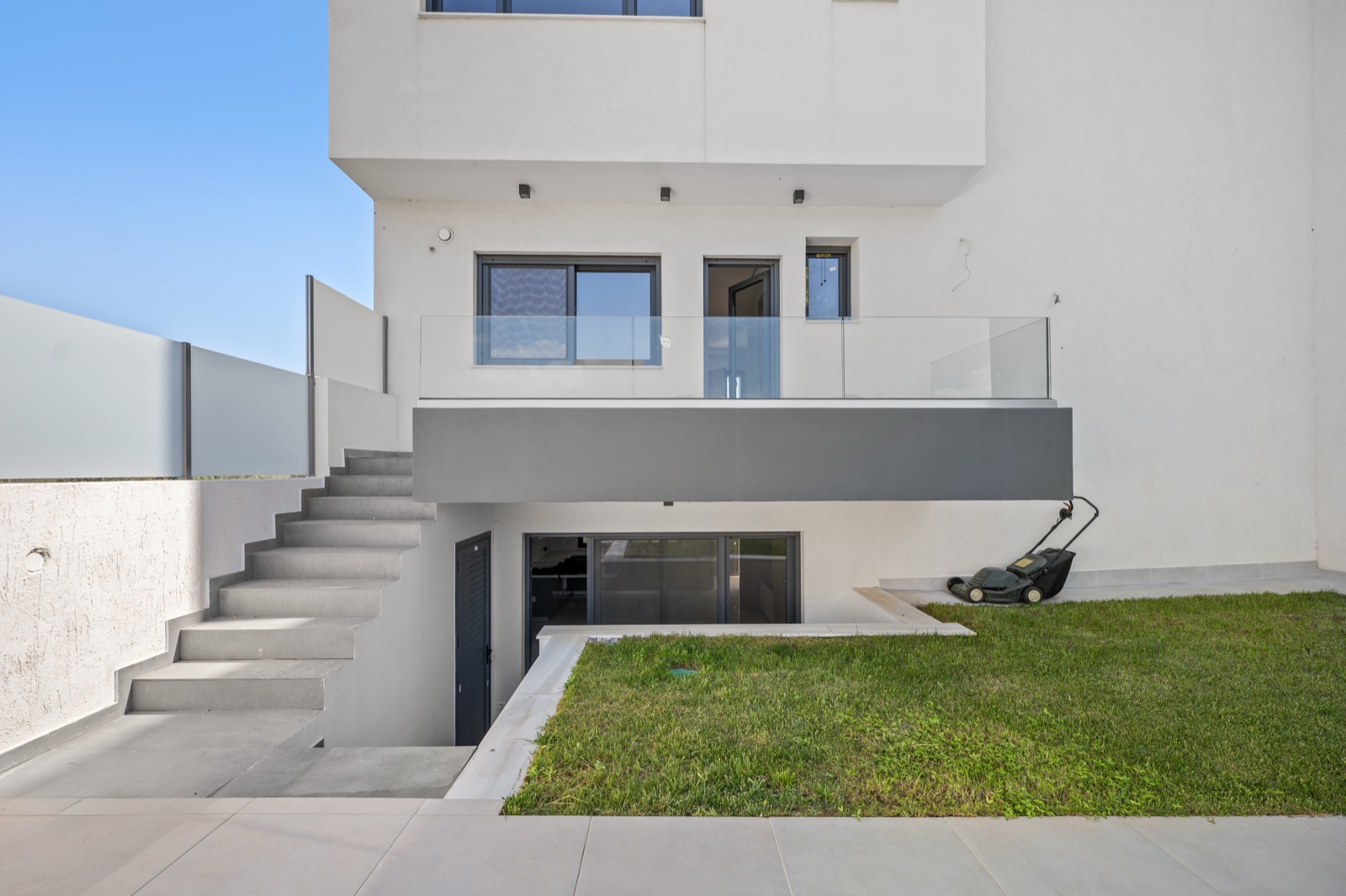 Facade of the Vari residence with garden
