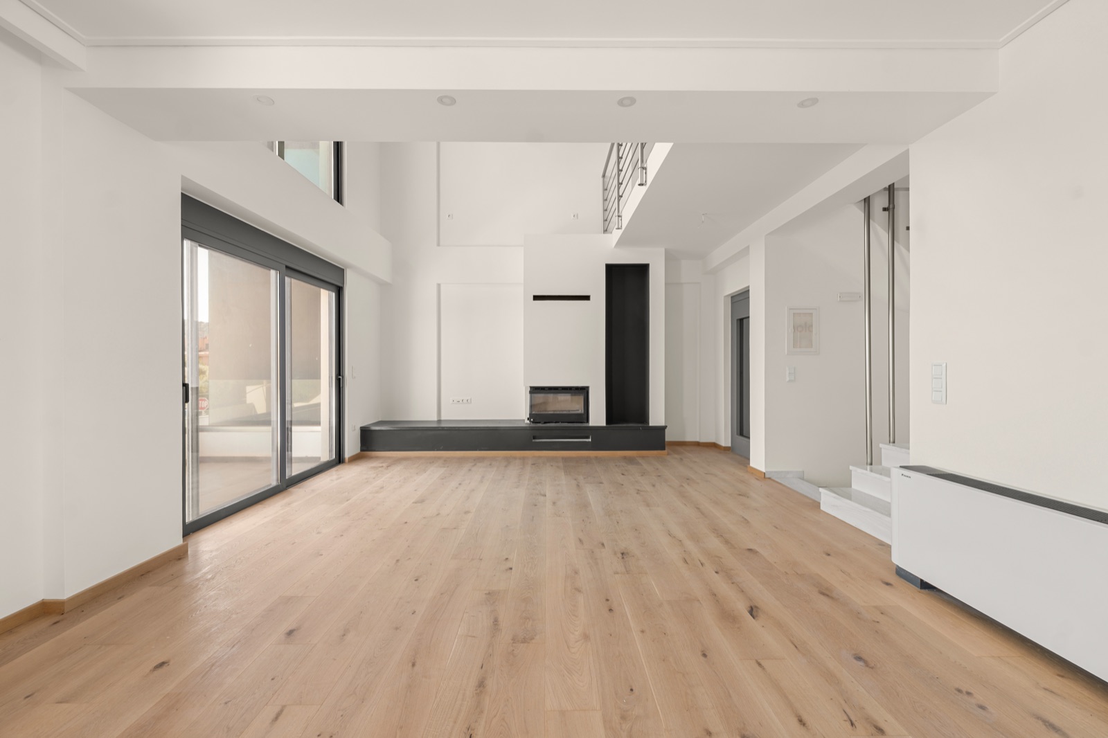 Living room with double-height ceiling, Vari residence
