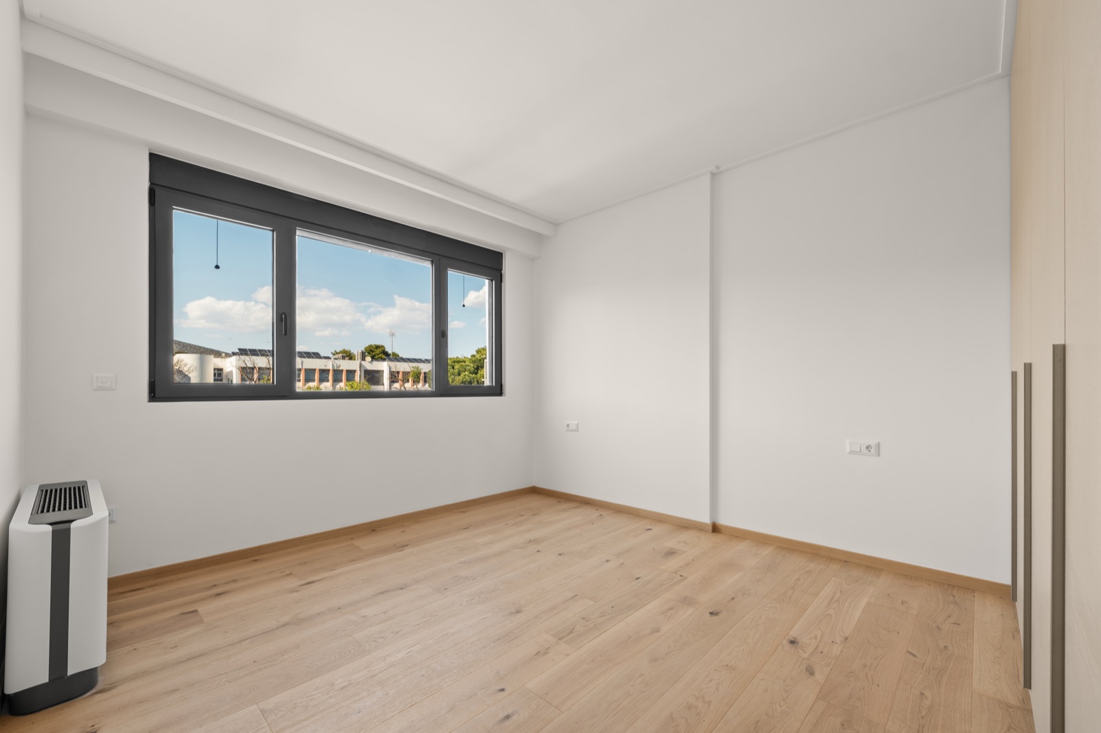 Upper-floor bedroom with sea view, Vari residence