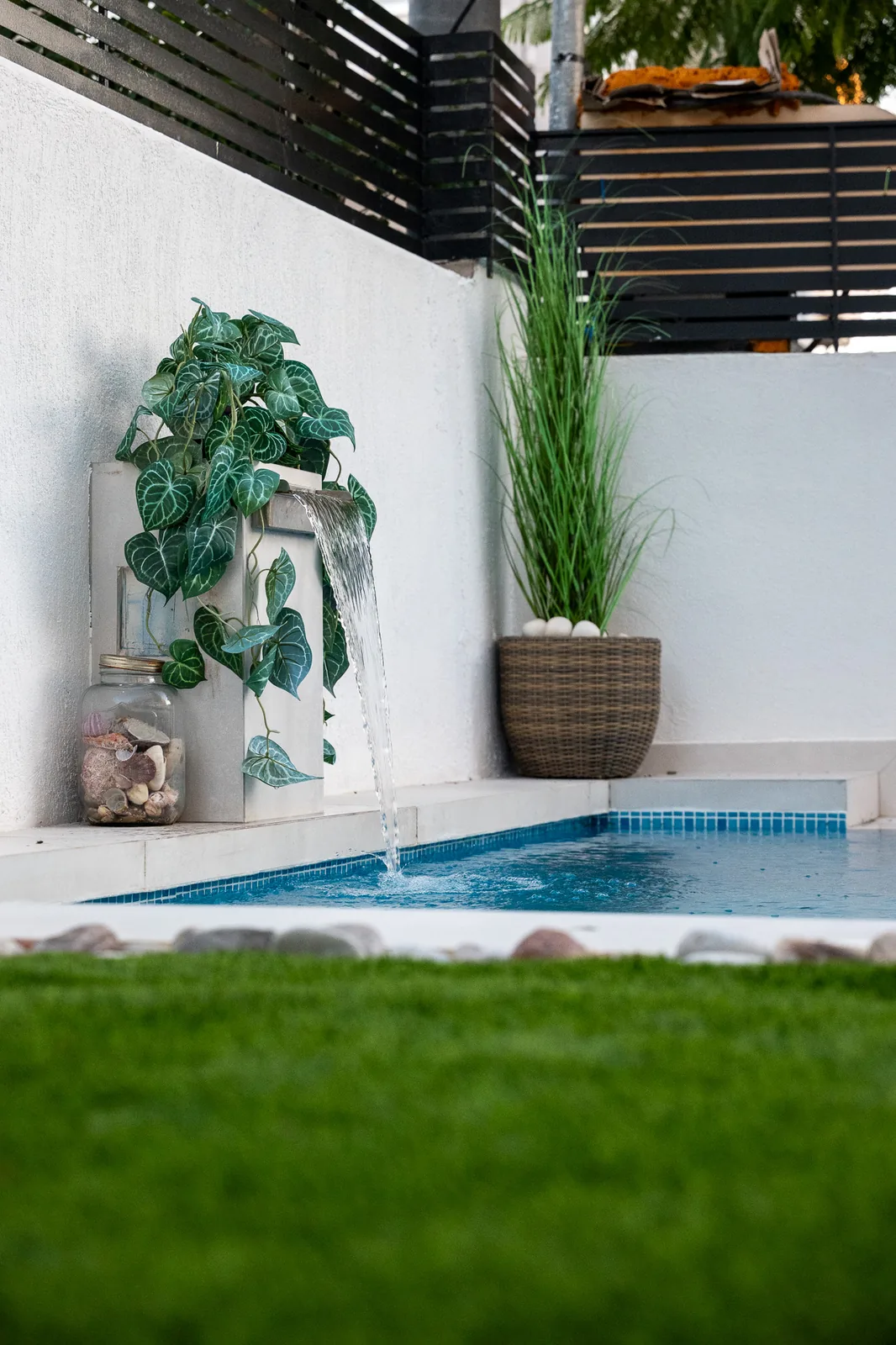 Kitsos Constructions residence, planted courtyard with water feature by the pool