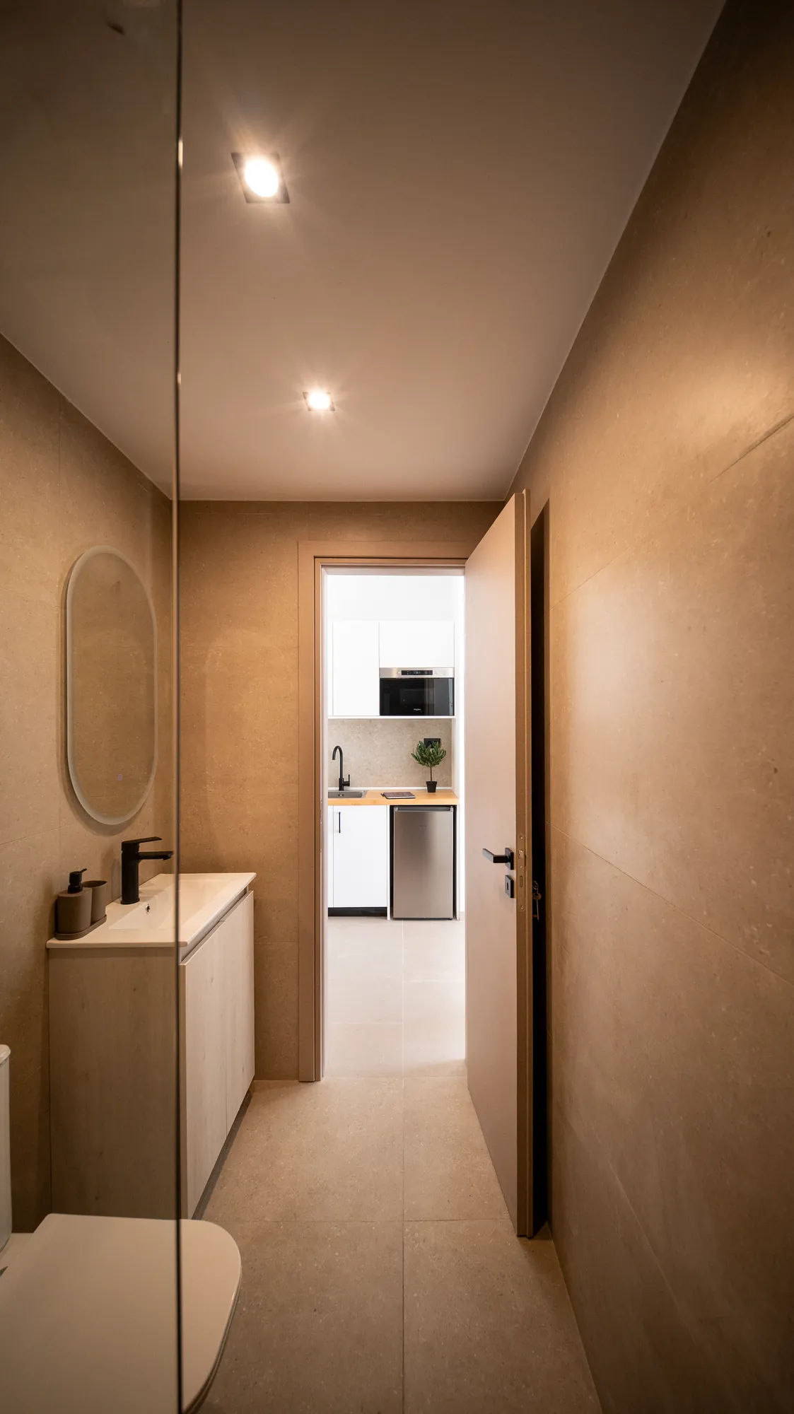 ORMOS Piraeus, the bathroom passage with a view through to the room