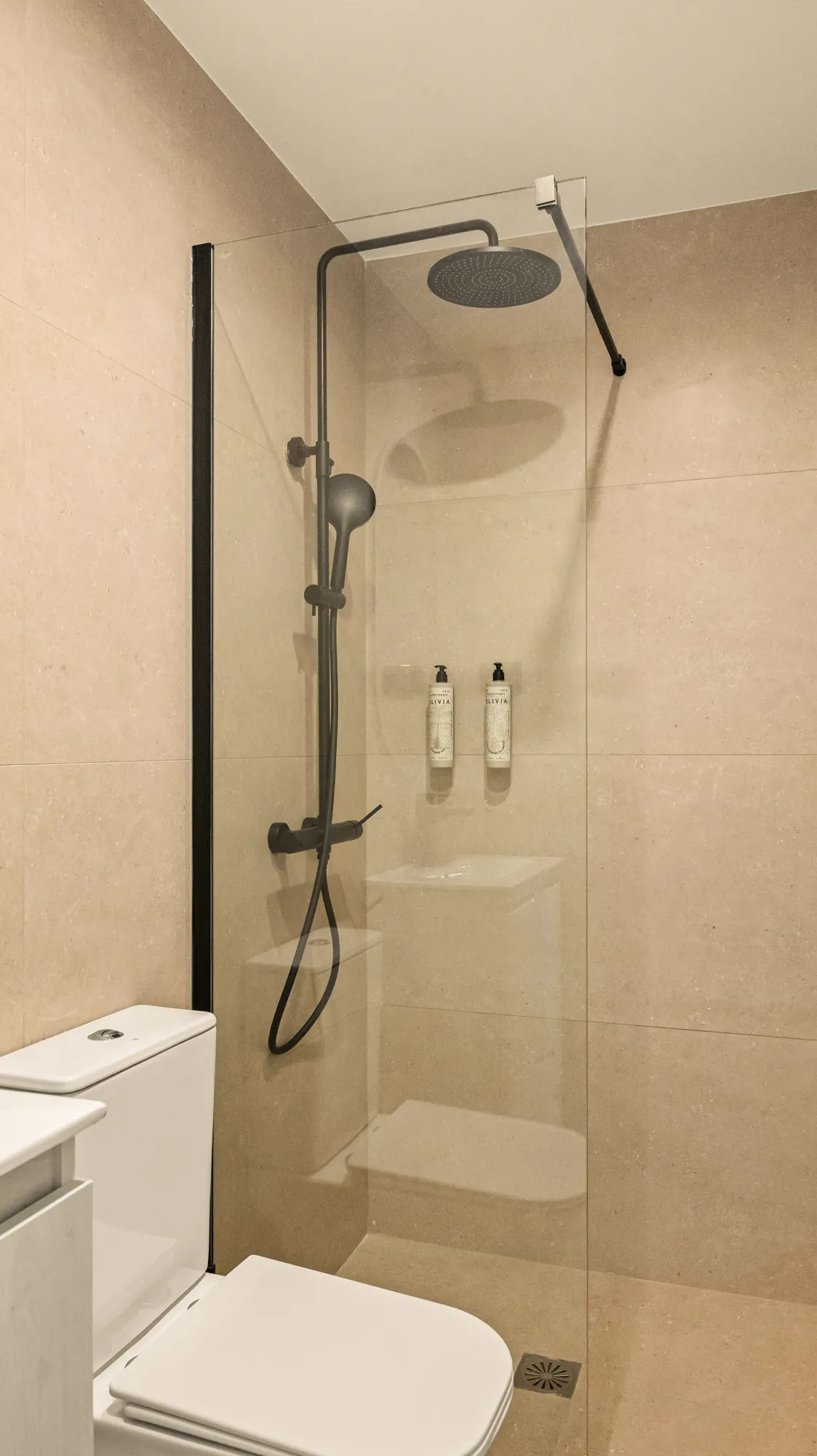 ORMOS Piraeus, the rain shower behind its glass screen