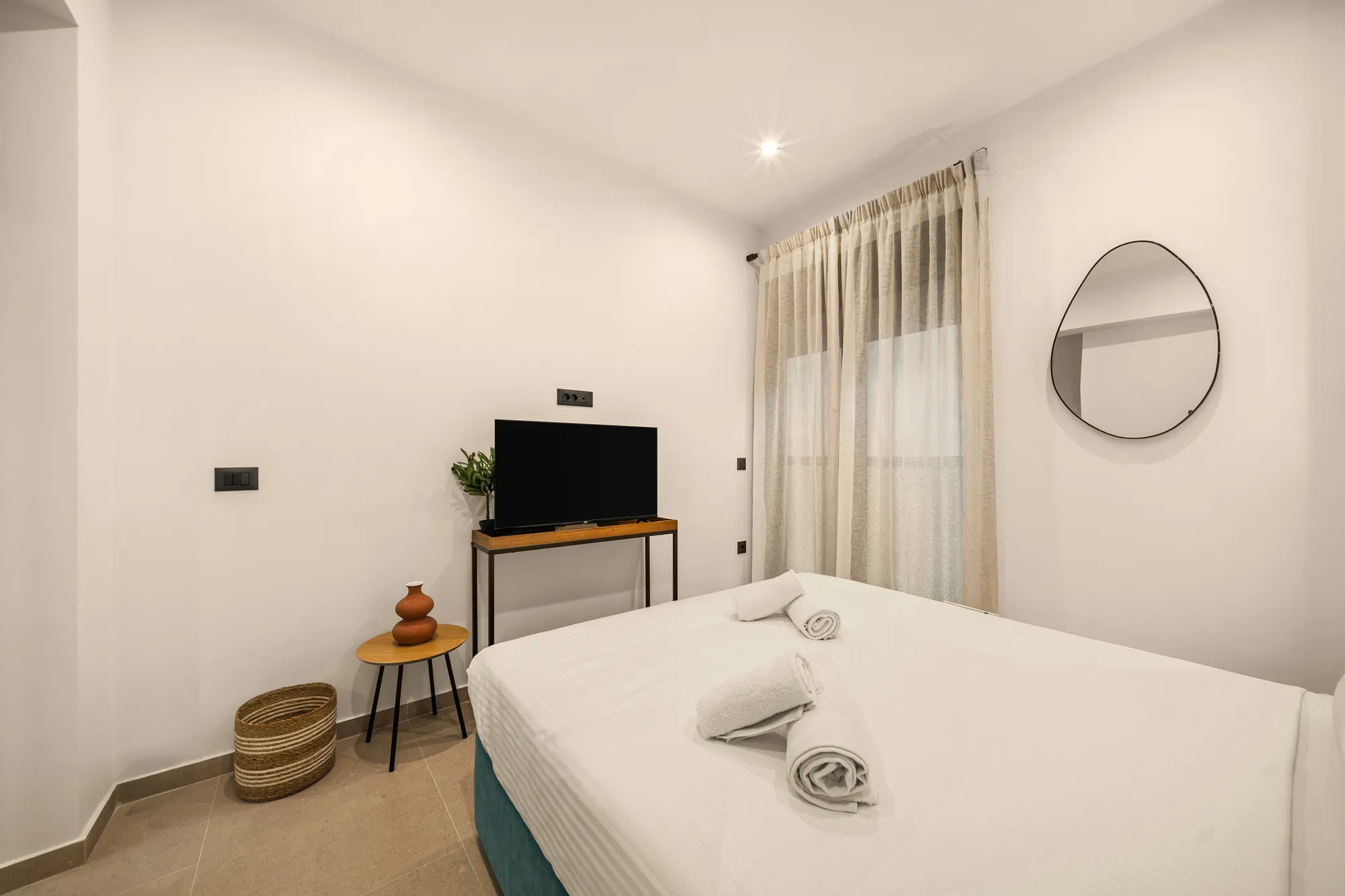 ORMOS Piraeus, the bed, the television and the round mirror