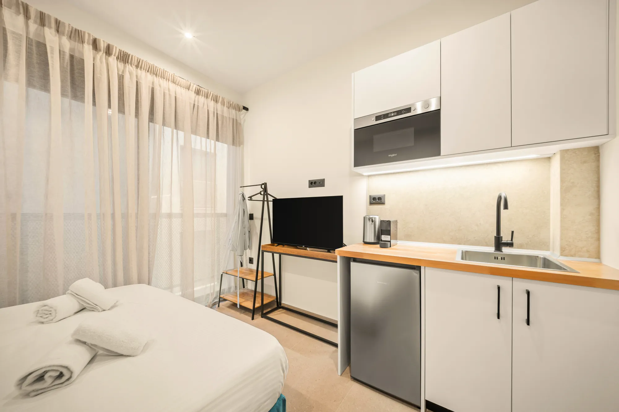 ORMOS Piraeus, the kitchenette with the bed in the foreground