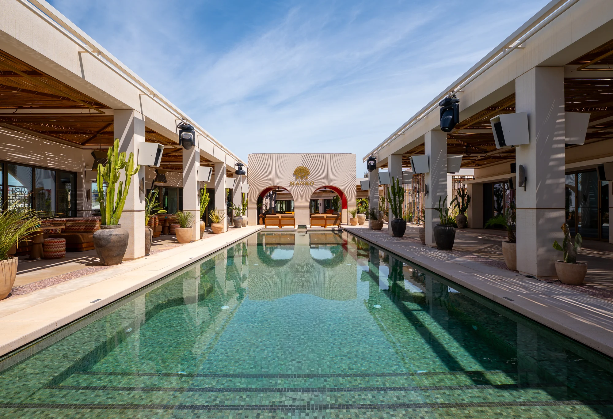 One&Only Aesthesis, the long pool and the promenade of boutiques