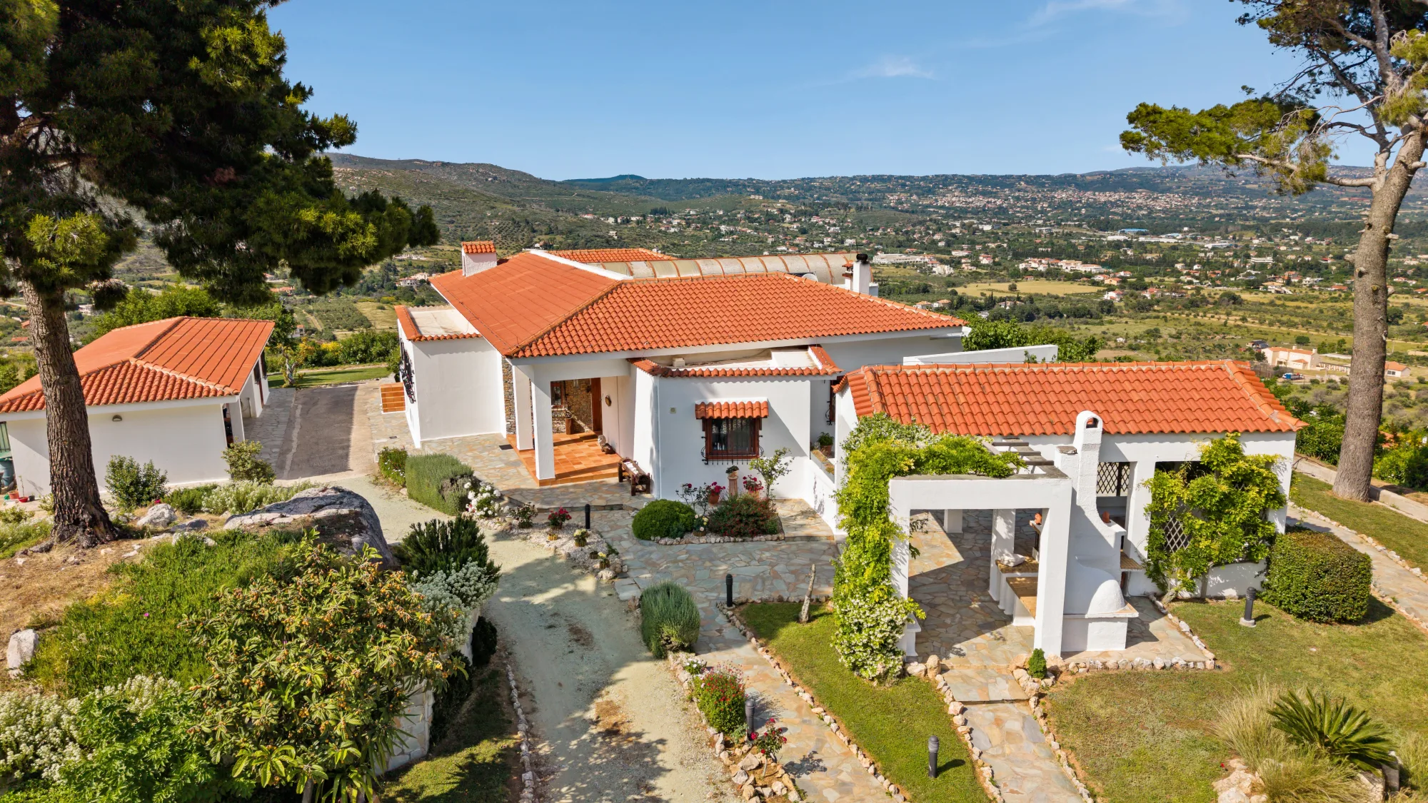 Verde Vista, the house and grounds with the valley beyond