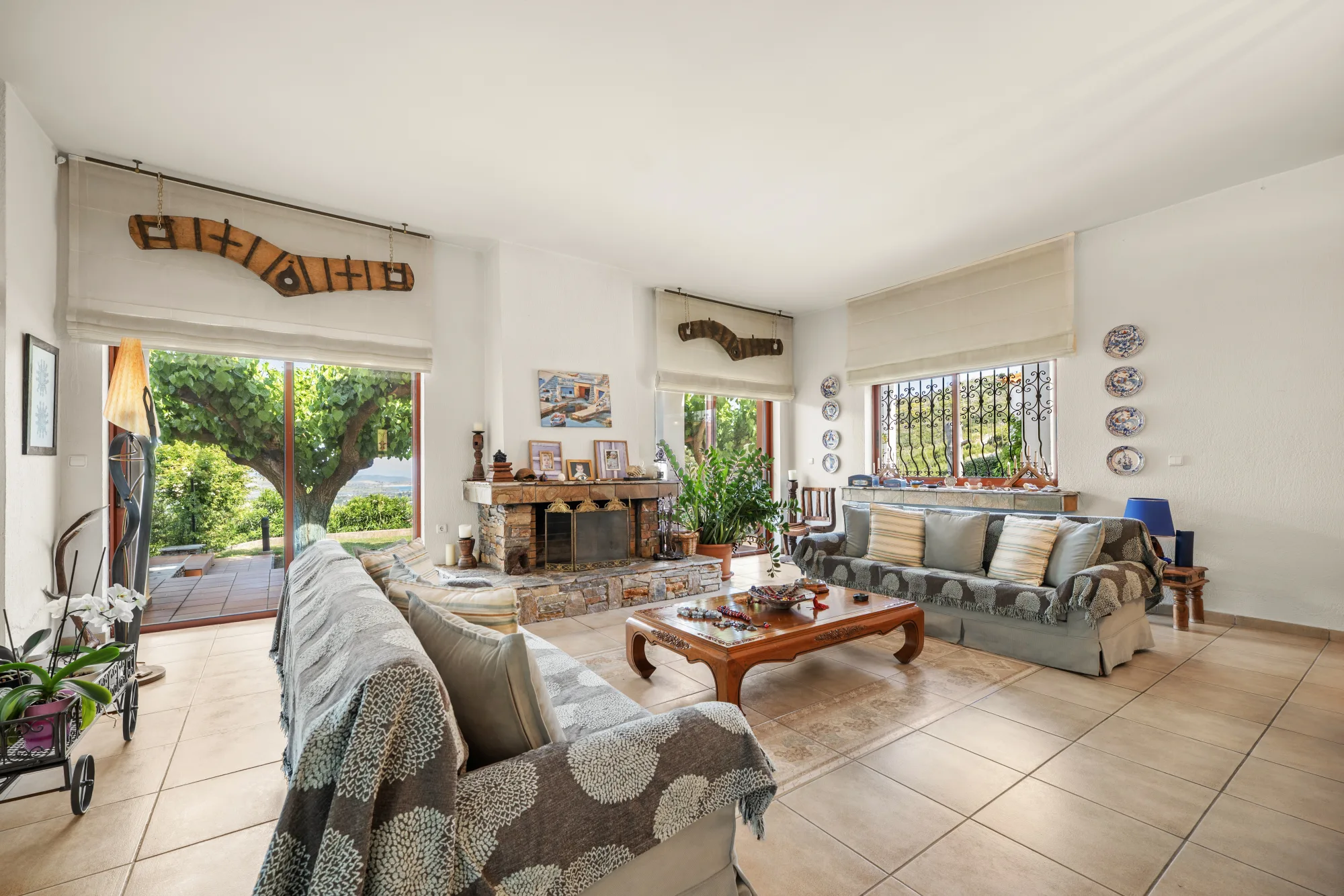Verde Vista, living room with fireplace and garden view