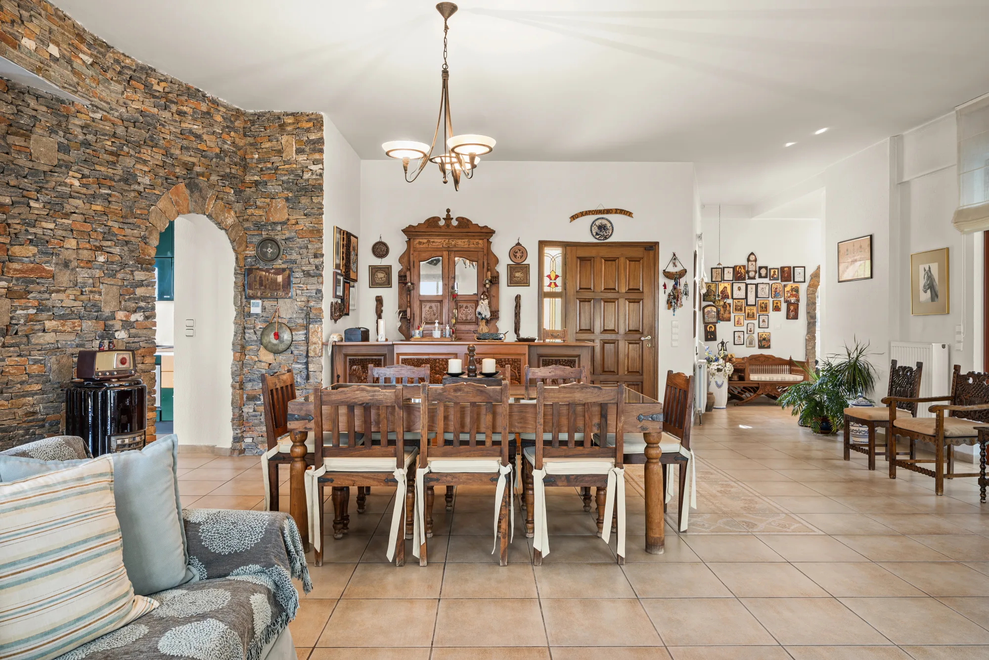 Verde Vista, dining room framed by a stone arch