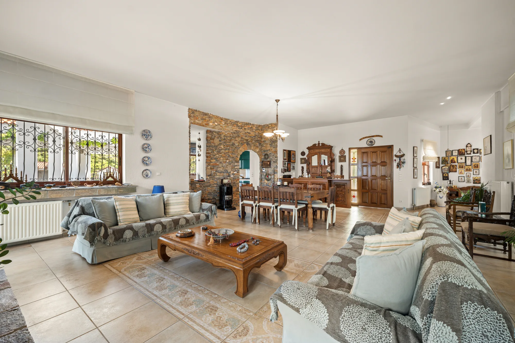 Verde Vista, sitting room with a stone wall and garden view