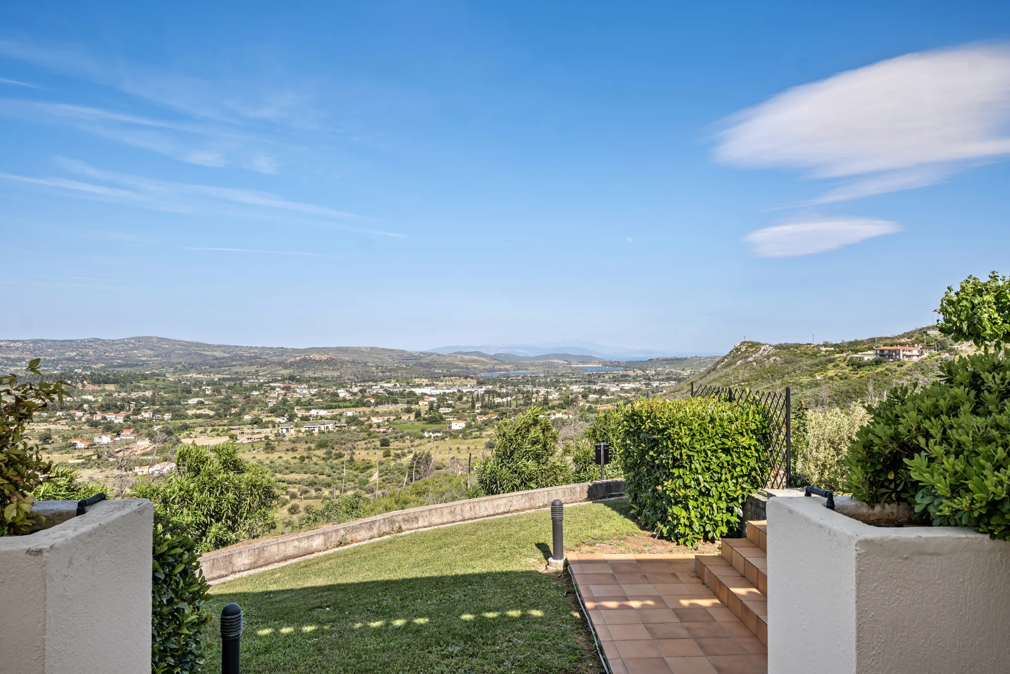 Verde Vista, lawn terrace looking out over the hills