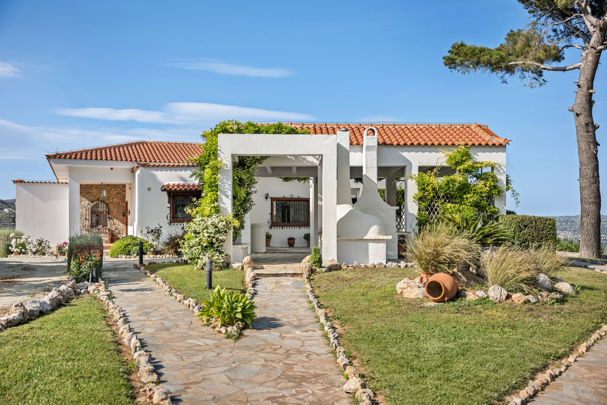 Verde Vista, the house and garden approached by a stone path