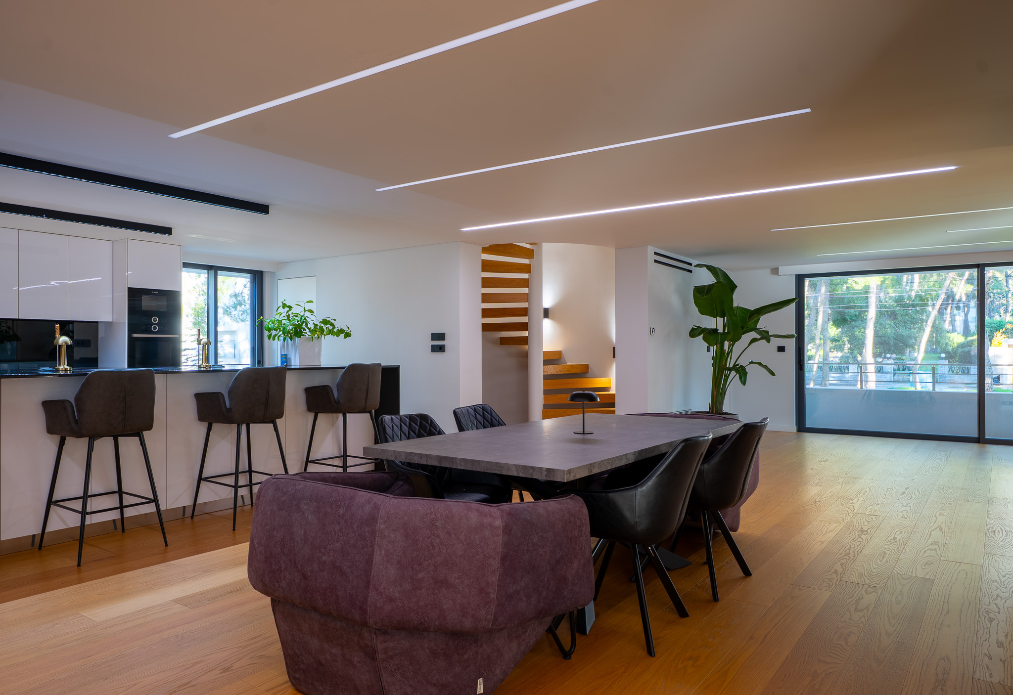 Villa Bond, dining table with bar stools and stair to upper level
