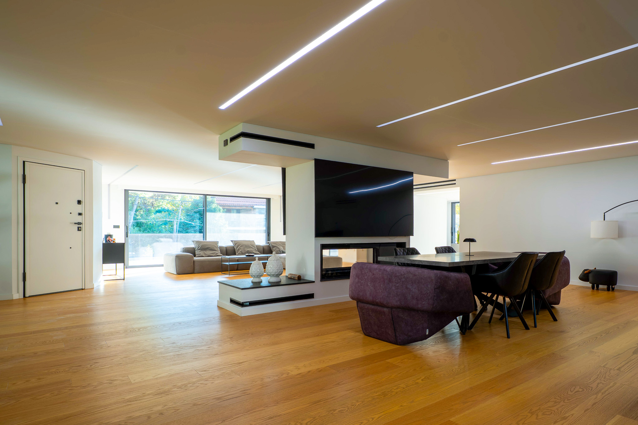Villa Bond, living-dining axis with central fireplace