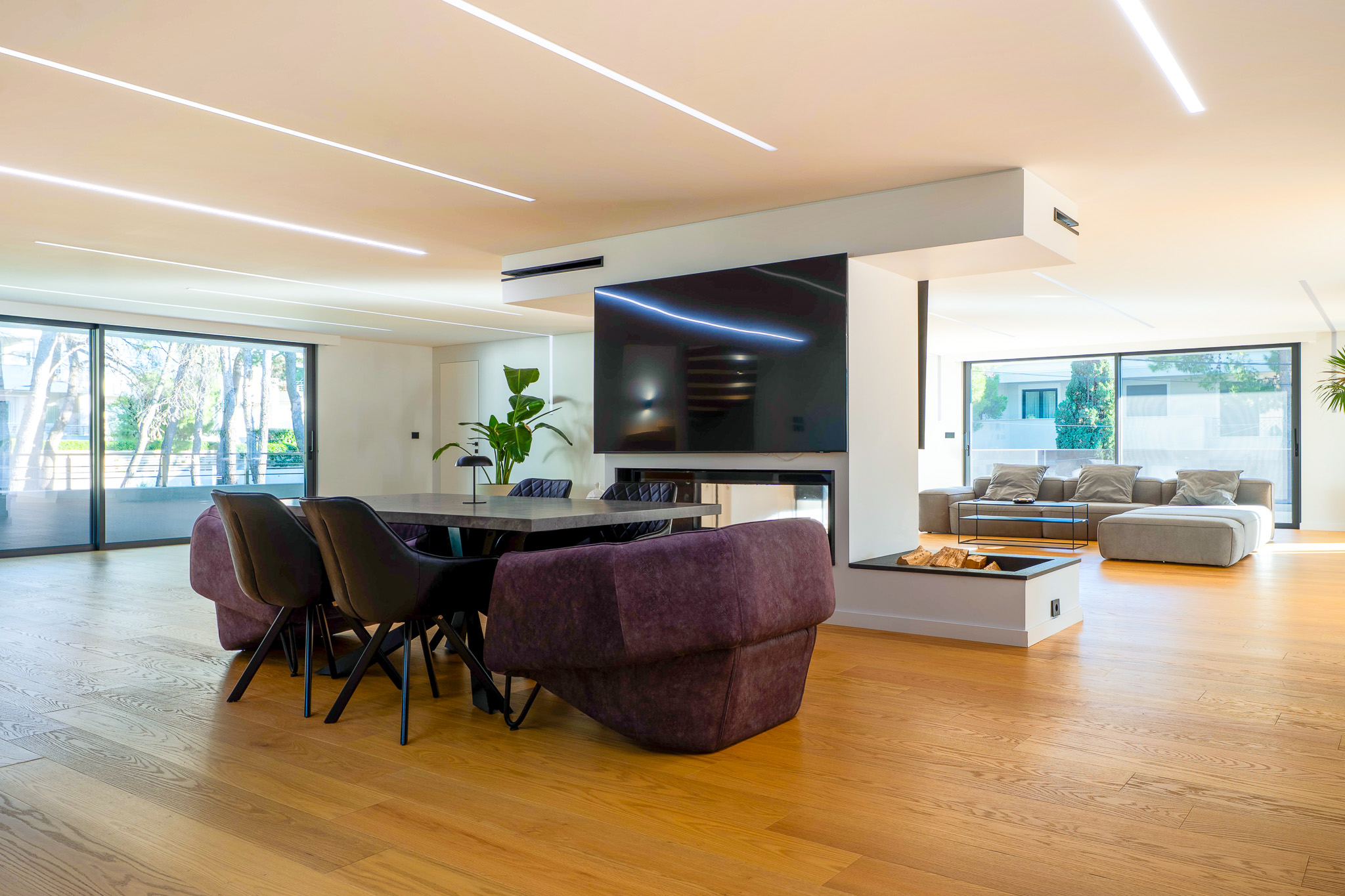 Villa Bond, dining table with floating fireplace volume
