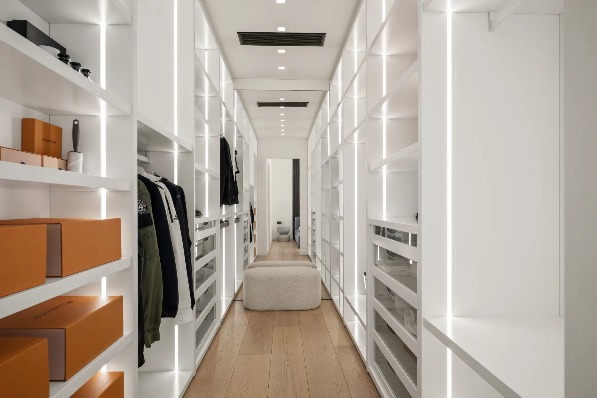 Villa Eden, walk-in wardrobe