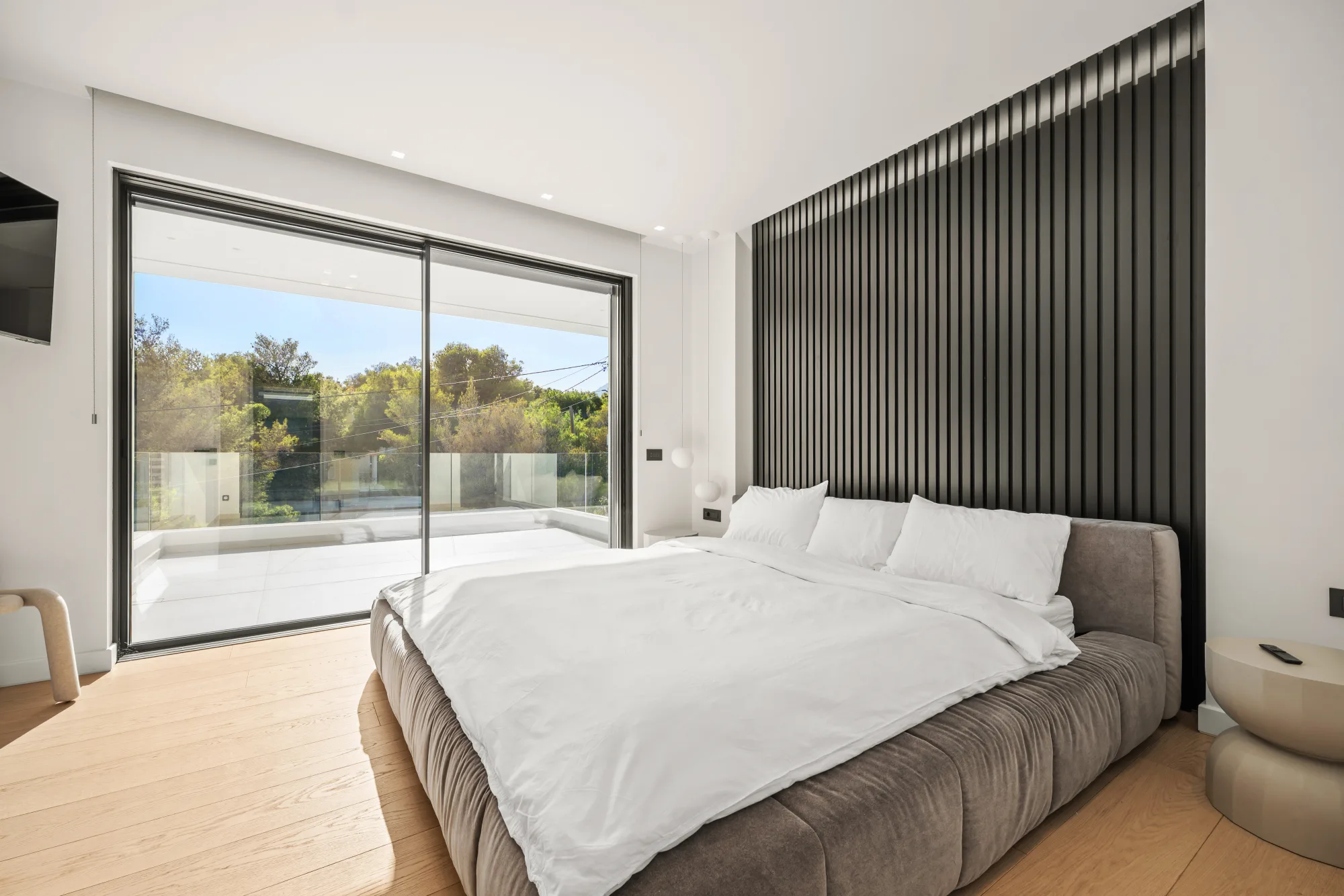 Villa Eden, principal bedroom with garden view