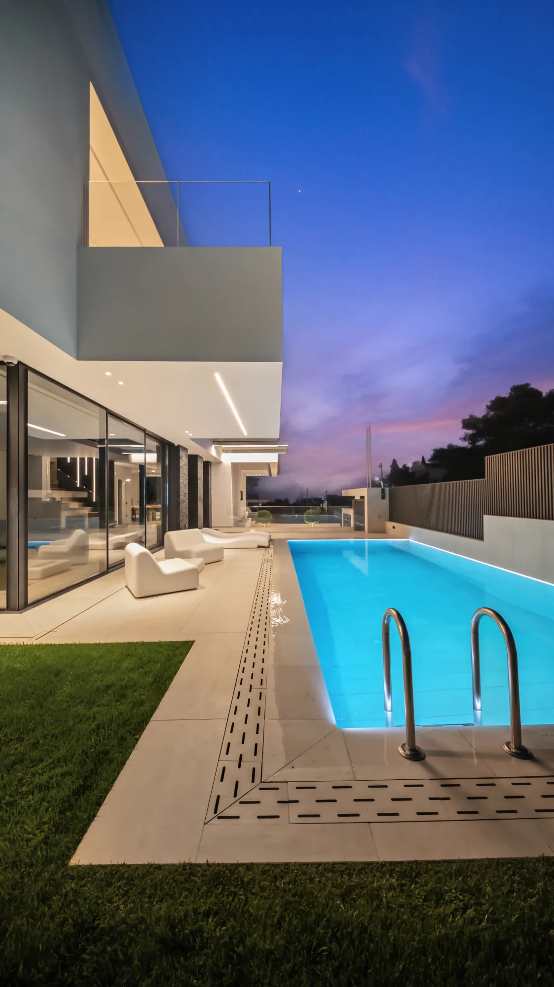 Villa Eden, twilight view of the pool and the lit villa