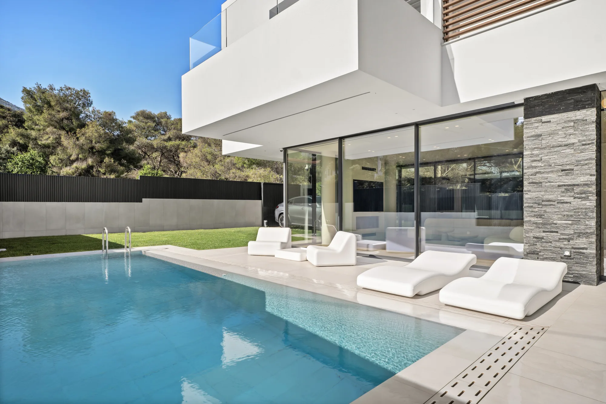 Villa Eden, pool with the villa behind in daylight