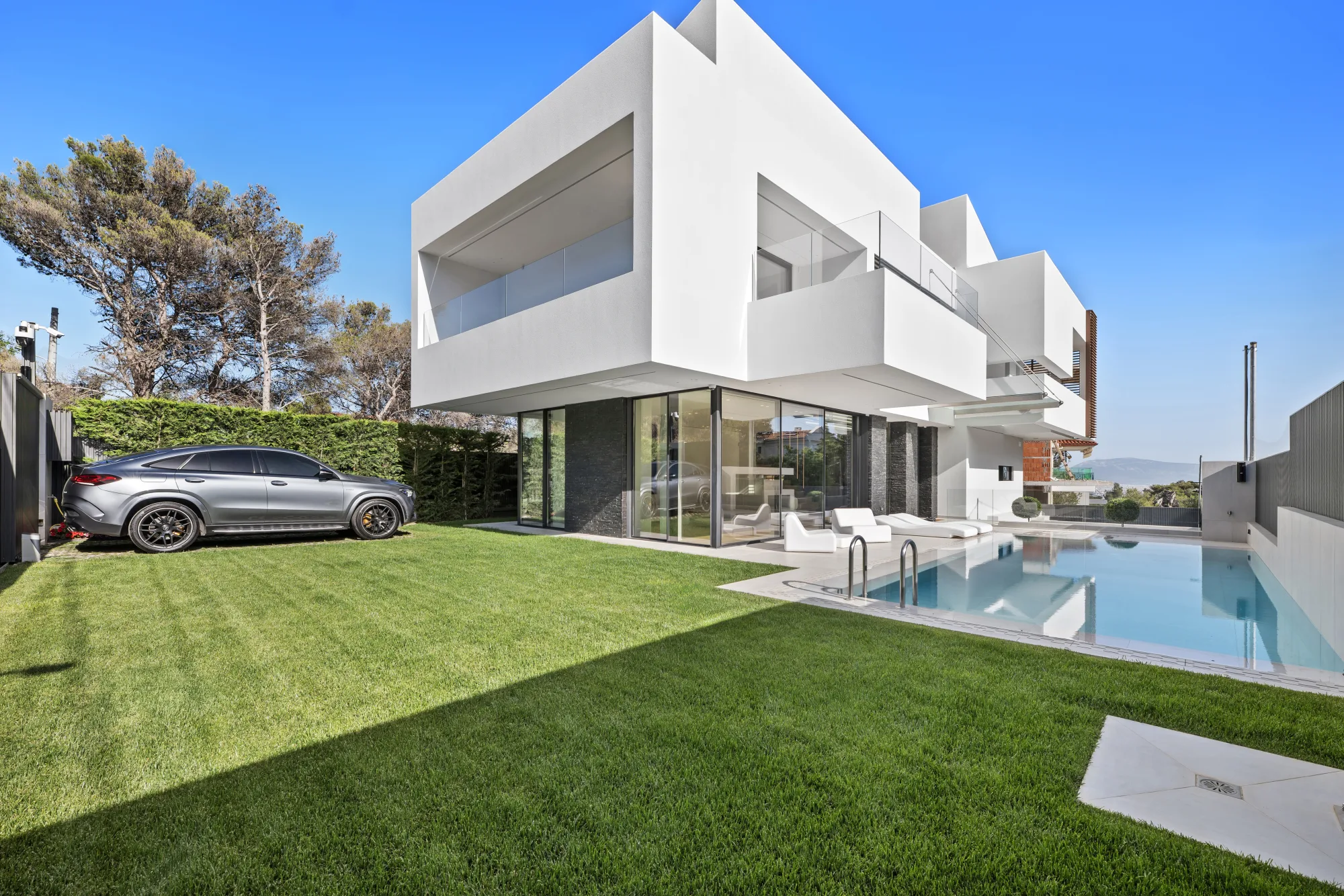 Villa Eden, full view of the contemporary white villa and lawn