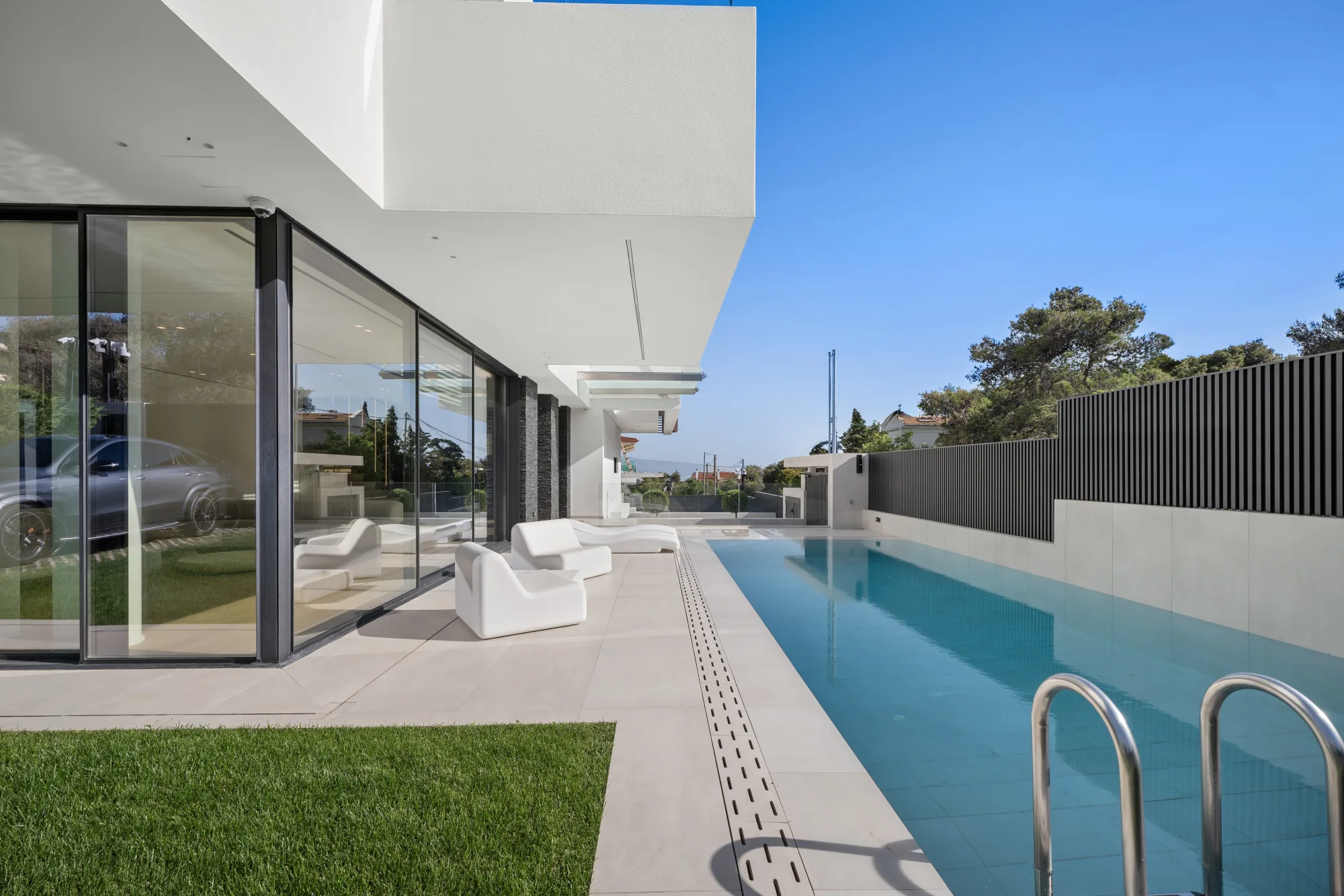 Villa Eden, side terrace and pool