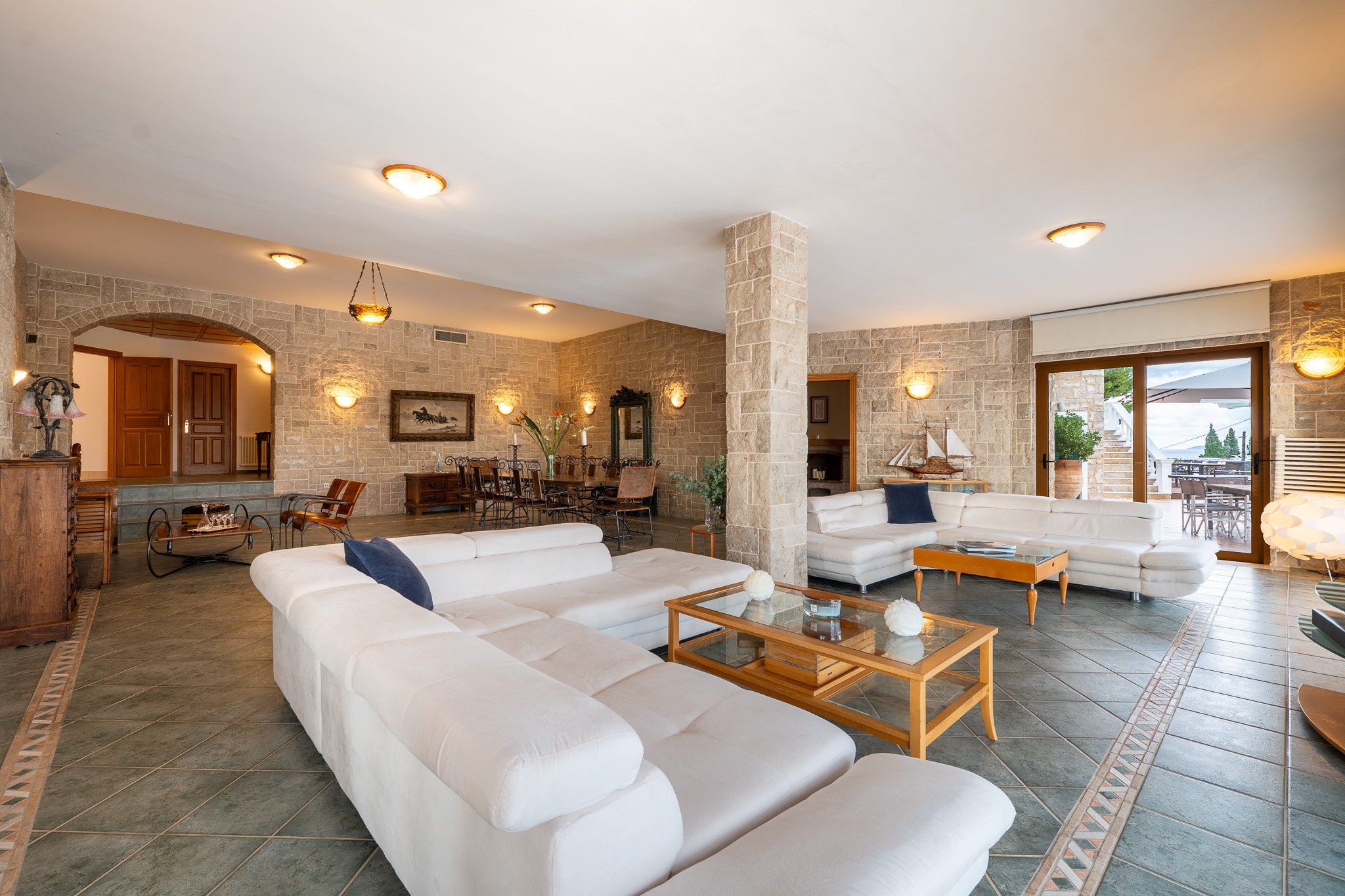 Villa Rafaella, hallway transition