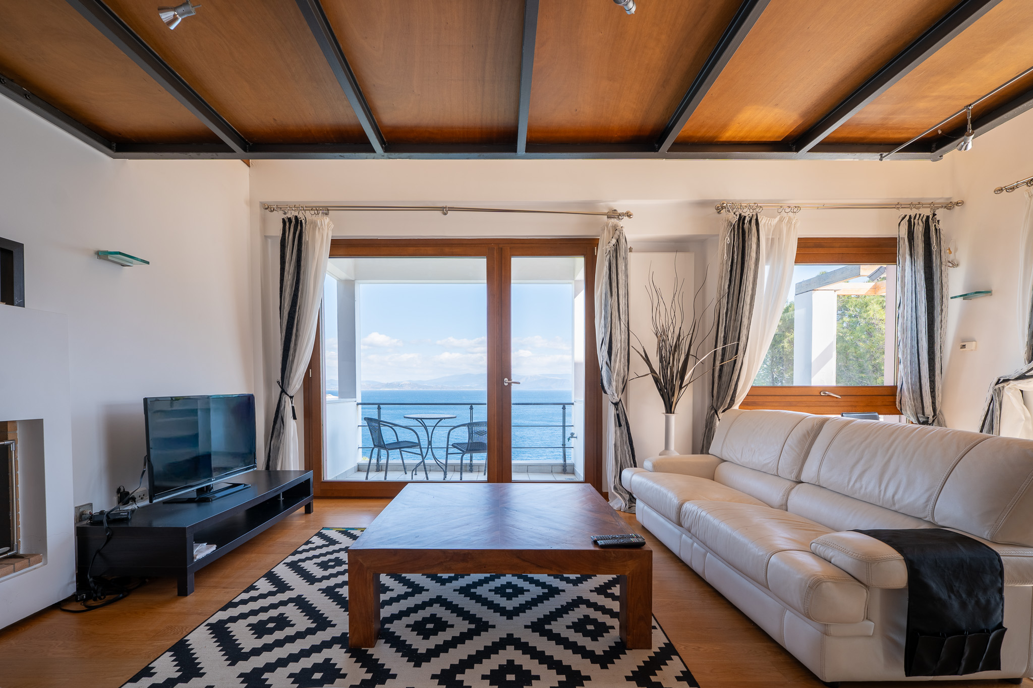 Villa Selene, TV lounge with leather sofa and balcony
