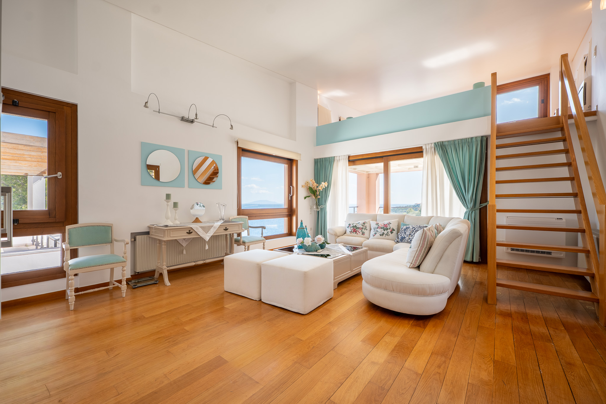 Villa Selene, mezzanine sitting room with curved sofa
